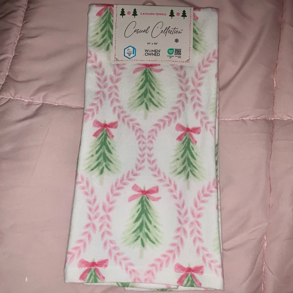 Casual Collection Coquette Christmas Tree Towels NWT